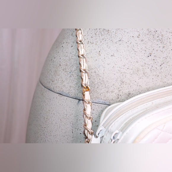 1980s Allan Edward | Quilted White Leather Double Pocket Purse with Metal Chain - Picture 13 of 15